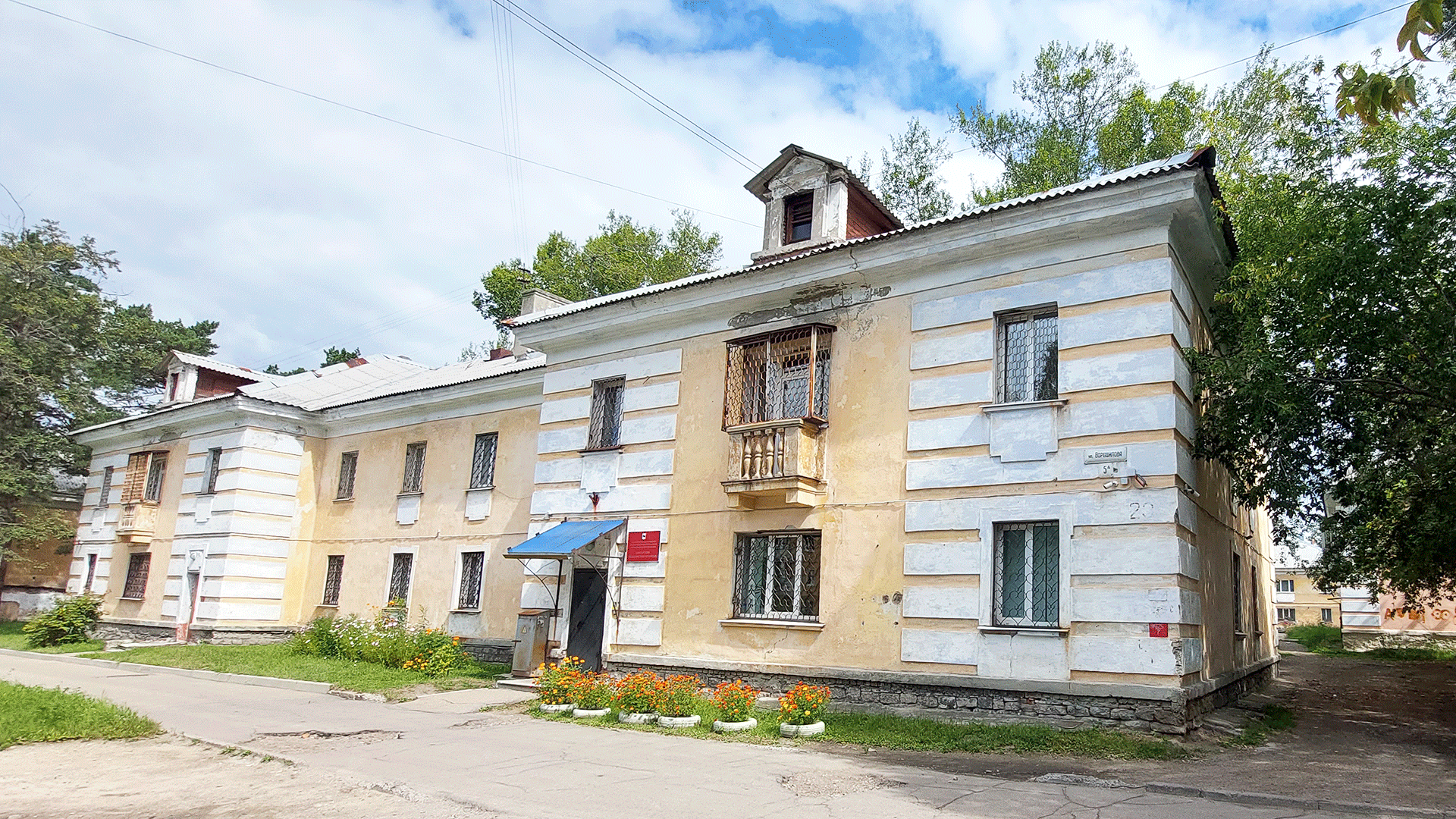 Здание учебного заведения "Ангарский медицинский колледж".