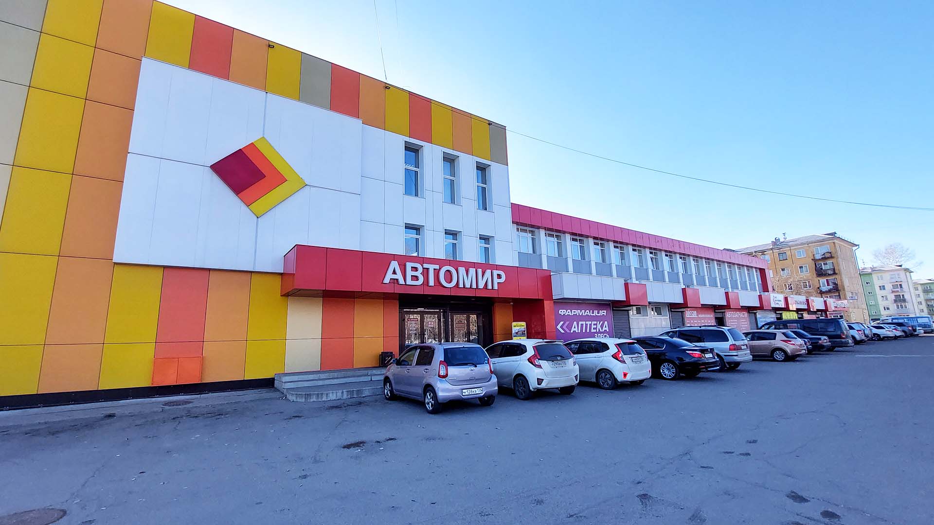 Здание торгового центра "Автомир" город Ангарск.